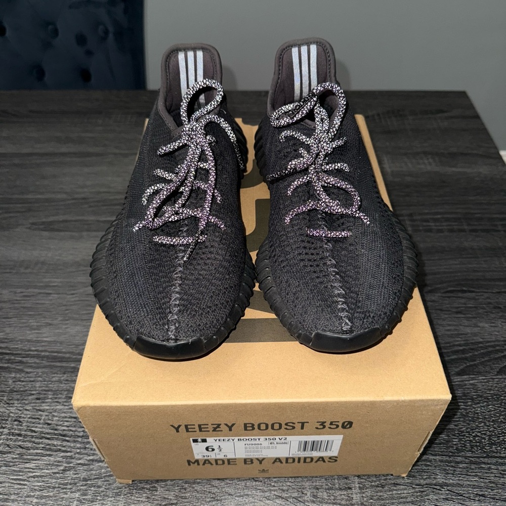 YEEZY boost V2 350 black with box size 6.5 men’s